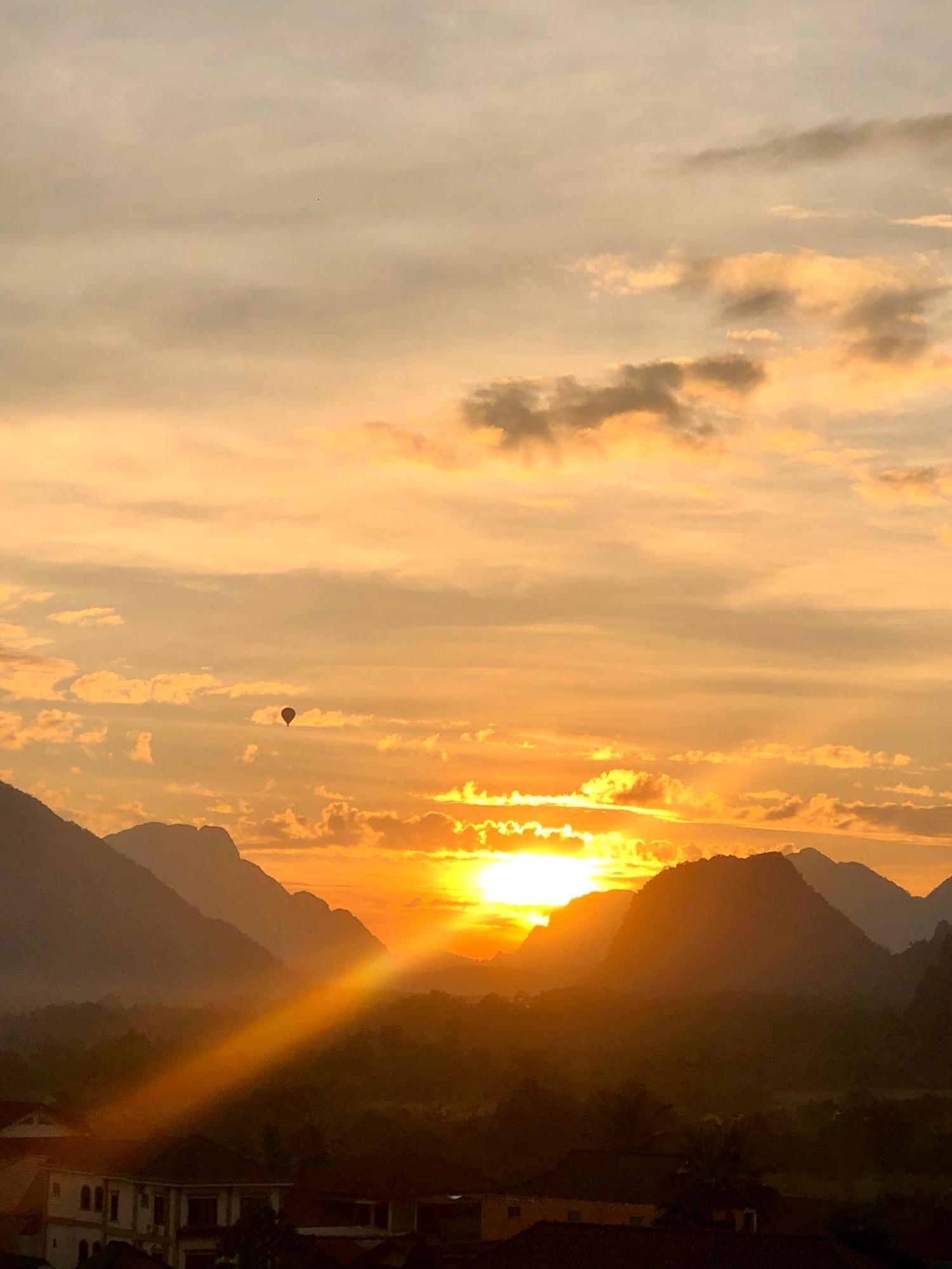 Easy Go Backpacker Hostel Vang Vieng Esterno foto